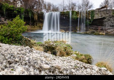 FOTO DES PEDROSA DE TOBALINA WASSERFALLS, AUFGENOMMEN IM MÄRZ 2023 Stockfoto