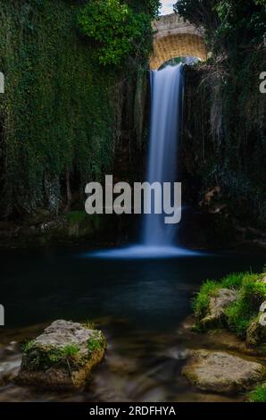 FOTO DES TOBERA-WASSERFALLS IN FRÍAS, AUFGENOMMEN IM MÄRZ 2023 Stockfoto