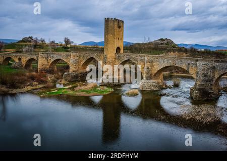 FOTO DES BRIFGE VON FRÍAS IN BURGOS, AUFGENOMMEN MIT EINER LANGZEITBELICHTUNG IM MÄRZ 2023 Stockfoto