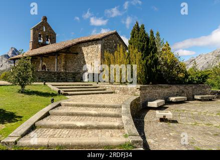 FOTO DER KIRCHE NUESTRA SEÑORA DEL ROSARIO IN RIAÑO (LEÓN) IM APRIL 2023 Stockfoto