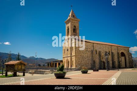 FOTO DER KIRCHE SANTA ÁGUEDA IN RIAÑO (LEÓN) IM APRIL 2023 Stockfoto