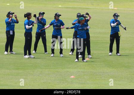 Das Bangladesh Women National Cricket Team nimmt vor dem dritten und letzten One Day International (ODI)-Spiel gegen Indien an der Übungssitzung Teil Stockfoto