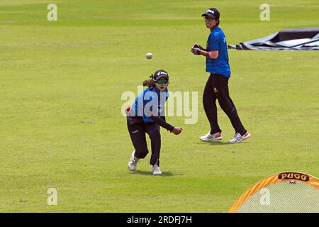 Das Bangladesh Women National Cricket Team nimmt vor dem dritten und letzten One Day International (ODI)-Spiel gegen Indien an der Übungssitzung Teil Stockfoto