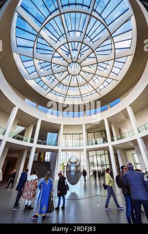 Glaskuppel und Kunstobjekt, -Pendulum- vom Lichtdesigner Ingo Maurer, Pinakothek der Moderne, München, Oberbayern, Bayern, Deutschland Stockfoto