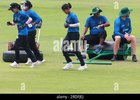 Das Bangladesh Women National Cricket Team nimmt vor dem dritten und letzten One Day International (ODI)-Spiel gegen Indien an der Übungssitzung Teil Stockfoto