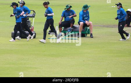 Das Bangladesh Women National Cricket Team nimmt vor dem dritten und letzten One Day International (ODI)-Spiel gegen Indien an der Übungssitzung Teil Stockfoto