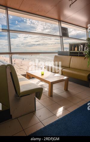 Sitzecke mit Blick auf den Strand am Pier, Den Haag, Niederlande Stockfoto