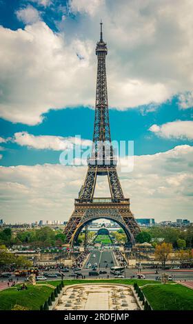FOTO DES EIFFELTURMS, AUFGENOMMEN WÄHREND EINER REISE NACH PARIS IM APRIL 2023 Stockfoto