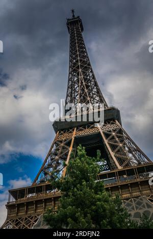 FOTO DES EIFFELTURMS, AUFGENOMMEN WÄHREND EINER REISE NACH PARIS IM APRIL 2023 Stockfoto