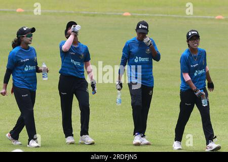 Das Bangladesh Women National Cricket Team nimmt vor dem dritten und letzten One Day International (ODI)-Spiel gegen Indien an der Übungssitzung Teil Stockfoto