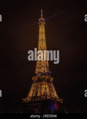 FOTO DES EIFFELTURMS BEI NACHT AM UFER DER SEINE IN PARIS, AUFGENOMMEN IM APRIL 2023, WÄHREND EINES SPAZIERGANGS IN BATEAU MOUCHE. Stockfoto
