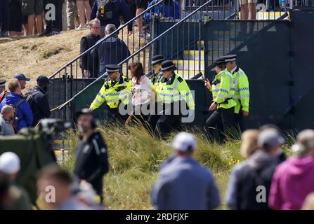 Ein Just Stop Oil Demonstranten wird von der Polizei am zweiten Tag der Open im Royal Liverpool, Wirral, mitgenommen. Bilddatum: Freitag, 21. Juli 2023. Stockfoto