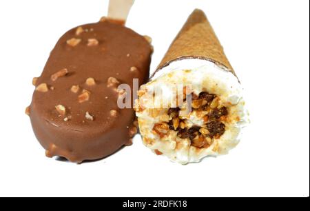 Eiscreme-Vanille-Teller mit Schokoladenstückchen, Nüssen und Karamell in knusprigen Waffeln und Vanilleeis, beschichtet und bedeckt Stockfoto