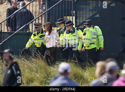 Ein Just Stop Oil Demonstranten wird von der Polizei am zweiten Tag der Open im Royal Liverpool, Wirral, mitgenommen. Bilddatum: Freitag, 21. Juli 2023. Stockfoto