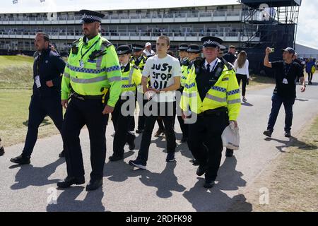 Ein Just Stop Oil Demonstranten wird von der Polizei am zweiten Tag der Open im Royal Liverpool, Wirral, mitgenommen. Bilddatum: Freitag, 21. Juli 2023. Stockfoto