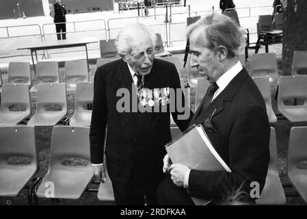 80-2526 HAROLD MACMILLAN & NORMAN ST. JOHN-STEVAS 06. Juni 1980, Outsidde the Ministry of Defence Whitehall, London, Enthüllung der Statue von Montgomery von Alamein Stockfoto