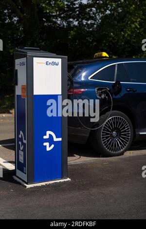 Mercedes-Benz E-Taxi an der Ladestation EnBW für Elektroautos, elektrische Ladestation, E-Füllstation, E-Mobilität, Ladekabel führt ein Stockfoto