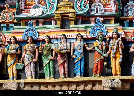 Stuckfiguren auf dem westlichen Gopuram-Turm im Thillai Nataraja-Tempel in Chidambaram, Tamil Nadu, Südindien, Indien, Asien Stockfoto