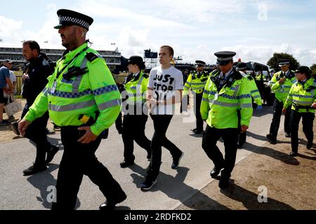 Ein Just Stop Oil Demonstranten wird von der Polizei am zweiten Tag der Open im Royal Liverpool, Wirral, mitgenommen. Bilddatum: Freitag, 21. Juli 2023. Stockfoto