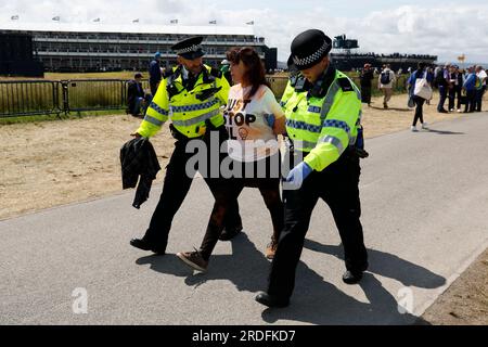 Ein Just Stop Oil Demonstranten wird von der Polizei am zweiten Tag der Open im Royal Liverpool, Wirral, mitgenommen. Bilddatum: Freitag, 21. Juli 2023. Stockfoto