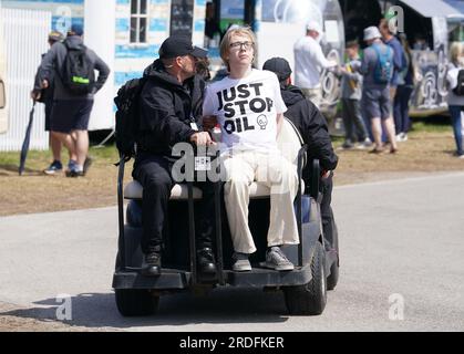 Ein Just Stop Oil Demonstranten wird von der Polizei am zweiten Tag der Open im Royal Liverpool, Wirral, mitgenommen. Bilddatum: Freitag, 21. Juli 2023. Stockfoto