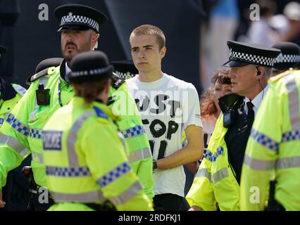 Ein Just Stop Oil Demonstranten wird von der Polizei am zweiten Tag der Open im Royal Liverpool, Wirral, mitgenommen. Bilddatum: Freitag, 21. Juli 2023. Stockfoto