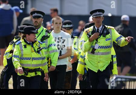 Ein Just Stop Oil Demonstranten wird von der Polizei am zweiten Tag der Open im Royal Liverpool, Wirral, mitgenommen. Bilddatum: Freitag, 21. Juli 2023. Stockfoto