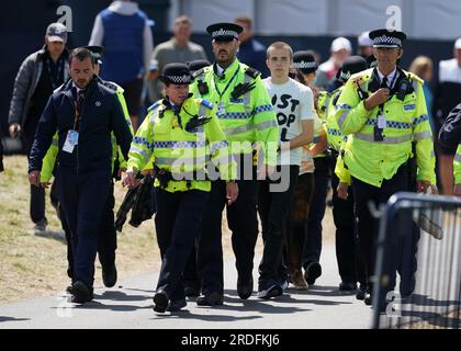 Ein Just Stop Oil Demonstranten wird von der Polizei am zweiten Tag der Open im Royal Liverpool, Wirral, mitgenommen. Bilddatum: Freitag, 21. Juli 2023. Stockfoto
