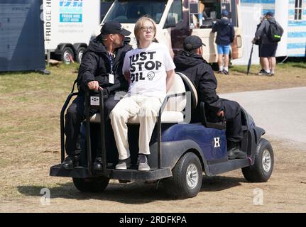 Ein Just Stop Oil Demonstranten wird von der Polizei am zweiten Tag der Open im Royal Liverpool, Wirral, mitgenommen. Bilddatum: Freitag, 21. Juli 2023. Stockfoto