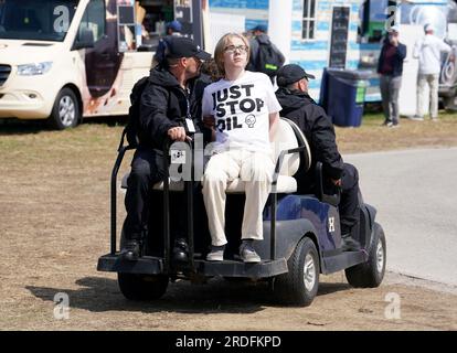 Ein Just Stop Oil Demonstranten wird von der Polizei am zweiten Tag der Open im Royal Liverpool, Wirral, mitgenommen. Bilddatum: Freitag, 21. Juli 2023. Stockfoto