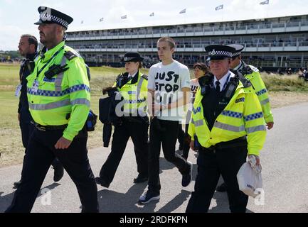 Ein Just Stop Oil Demonstranten wird von der Polizei am zweiten Tag der Open im Royal Liverpool, Wirral, mitgenommen. Bilddatum: Freitag, 21. Juli 2023. Stockfoto