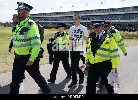 Ein Just Stop Oil Demonstranten wird von der Polizei am zweiten Tag der Open im Royal Liverpool, Wirral, mitgenommen. Bilddatum: Freitag, 21. Juli 2023. Stockfoto