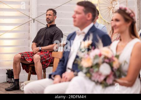 Weeze, Deutschland. 21. Juli 2023. Alina und Ivo aus Heinsberg feiern ihre standesamtliche Hochzeit auf dem Festival in Weeze mit US-Musiker und ehemaliger Bassist der Rockband Bloodhound Gang 'Evil' Jared Hasselhoff als Trauzeuge. Parookaville Electronic Music Festival 2023. PAROOKAVILLE ist eines der größten elektronischen Musikfestivals in Europa. Das Konzept hinter dem Festival ist eine Stadt, die nur zum Feiern erbaut wurde. Kredit: Christoph Reichwein/dpa/Alamy Live News Stockfoto