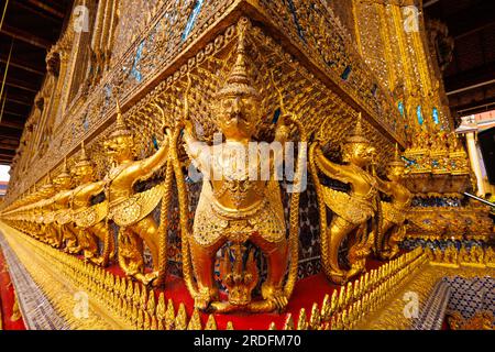 Goldene Figuren von Garuda im Großen Palast, Bangkok Thailand Stockfoto