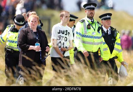 Ein Just Stop Oil Demonstranten wird von der Polizei am zweiten Tag der Open im Royal Liverpool, Wirral, mitgenommen. Bilddatum: Freitag, 21. Juli 2023. Stockfoto