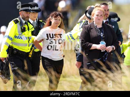 Ein Just Stop Oil Demonstranten wird von der Polizei am zweiten Tag der Open im Royal Liverpool, Wirral, mitgenommen. Bilddatum: Freitag, 21. Juli 2023. Stockfoto