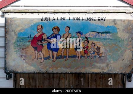 Traditionelle Seaside Postkartenkunst, gemalt an der Seite eines Buchenladens, Herne Bay Pier, Thanet, Kent Stockfoto