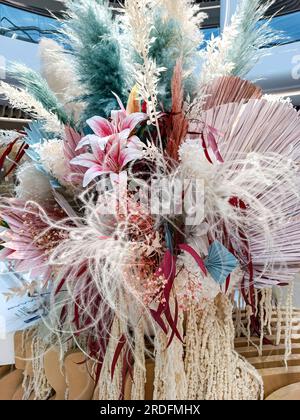 Ein großer Strauß getrockneter Blumen und künstlicher Linien. Herbarium. Großer Strauß getrockneter Blumen im Inneren. Das Konzept der Inspiration, der Glückwünsche Stockfoto