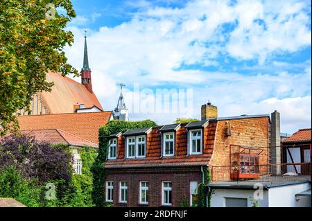 Blick auf die Fassaden der historischen Gebäude in Salzwedel, Deutschland, unter blauem Himmel. Stockfoto