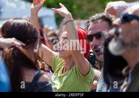 Gattatico, Reggio Emilia, Italien - 25. April 2023: Italienische Frau tanzt beim Konzert am 25. April zum Gedenken an den Befreiungstag in Italien Stockfoto