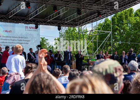 Gattatico, Reggio Emilia, Italien - 25. April 2023: Stefano Bonaccini Gouverneur der Region Emilia Romagna spricht mit dem Publikum während der Libera Stockfoto