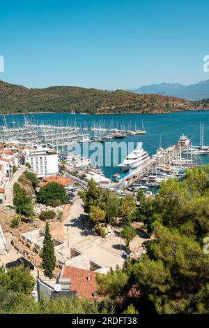 Blick von oben auf den Yachthafen in Fethiye, Türkiye an einem sonnigen Tag Stockfoto