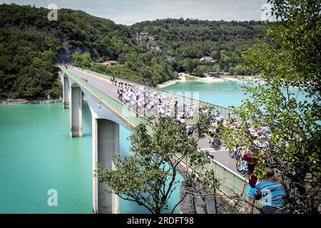 Poligny, Frankreich. 21. Juli 2023. Das Reiterpaket, das während der Etappe 19 des Radrennen Tour de France von Moirans-en-Montagne nach Poligny (172, 8 km), Frankreich, Freitag, den 21. Juli 2023, in Aktion gezeigt wurde. Die diesjährige Tour de France findet vom 01. Bis 23. Juli 2023 statt. BELGA FOTO ALEX BROADWAY Kredit: Belga News Agency/Alamy Live News Stockfoto