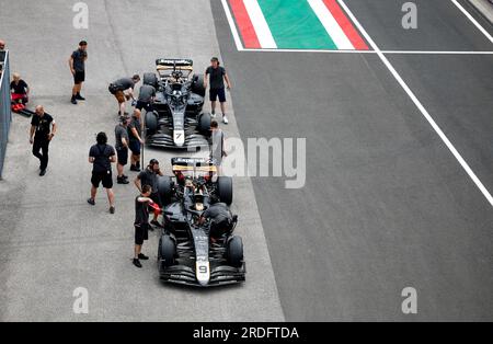 Budapest, Ungarn. 21. Juli 2023. Cars of the Fictional Apex APXGP Team, für den kommenden Formel-1-Film „Apex“ von Apple Studios und Bruckheimer Films, F1 Grand Prix von Ungarn am 21. Juli 2023 in Hungaroring in Budapest, Ungarn. (Foto von HIGH TWO) dpa/Alamy Live News Stockfoto