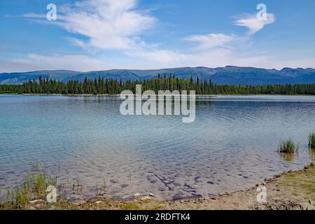 Transparent Clear Lake, Boya Provincial Park, Stewart Cessiar Highway, HW 37, British Columbia, Kanada Stockfoto