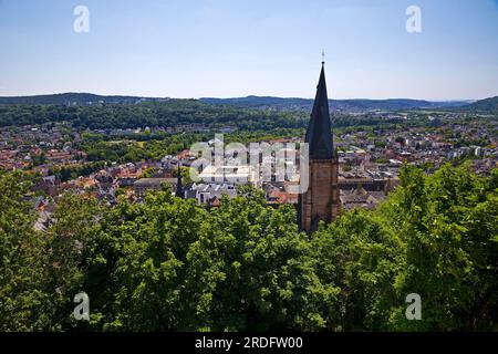 Erhöhte Aussicht auf die Pfarrkirche St. Mary und die Stadt aus dem Schlossberg, Marburg an der Lahn, Hessen, Deutschland Stockfoto