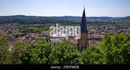 Erhöhte Aussicht auf die Pfarrkirche St. Mary und die Stadt aus dem Schlossberg, Marburg an der Lahn, Hessen, Deutschland Stockfoto