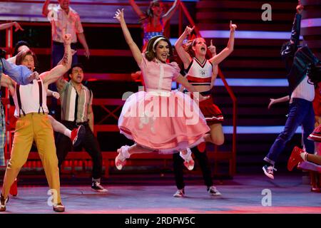 19. Juli 2023, Mexiko-Stadt, Mexiko:Maria Leon tritt während der offiziellen Premiere des Musicals „Grease“ im Cultural Center Theater 1 auf. Am 19. Juli 2023 in Mexico City, Mexiko. (Foto: Julian Lopez/Eyepix Group) (Foto: Eyepix/Sipa USA) Stockfoto