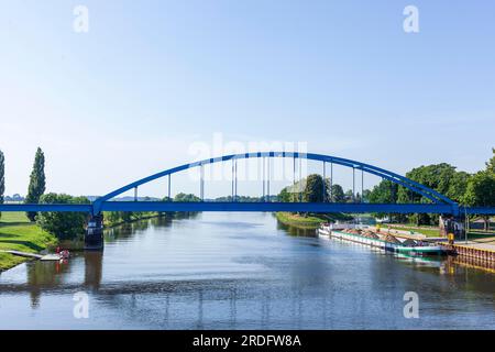 Lastkahn mit Massengut im Hafen an der Weser mit Eisenbahnbrücke (Hoya), Niedersachsen, Deutschland Stockfoto