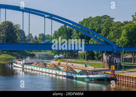 Lastkahn mit Massengut im Hafen an der Weser mit Eisenbahnbrücke (Hoya), Niedersachsen, Deutschland Stockfoto